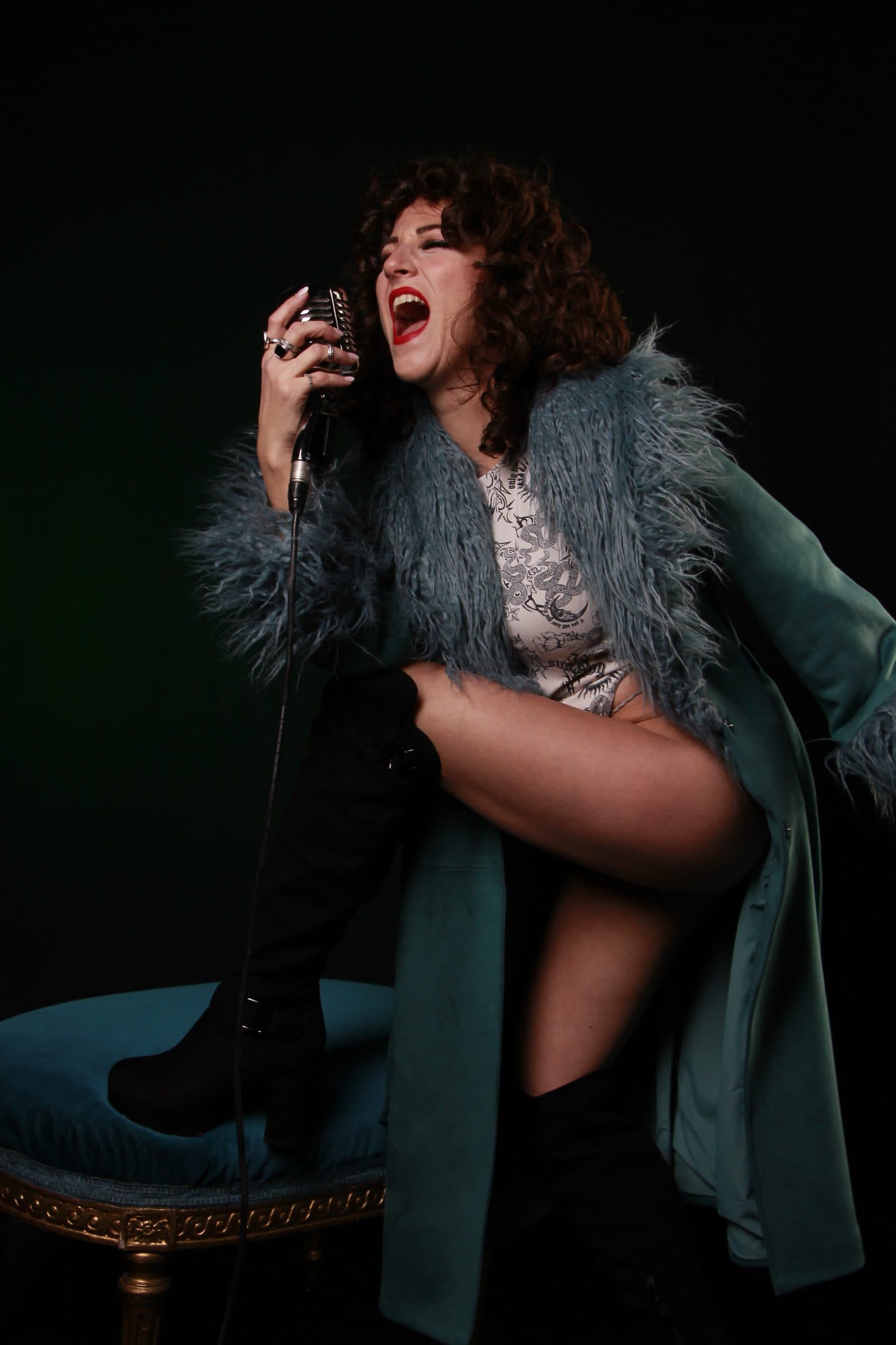Alexandra Raia cantando en directo, con presencia escénica magnética